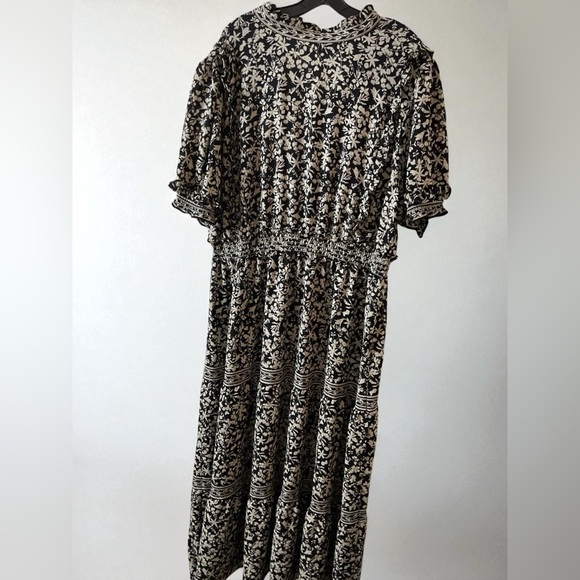 Chic Black and White Patterned Maxi Dress - Picture 5 of 12